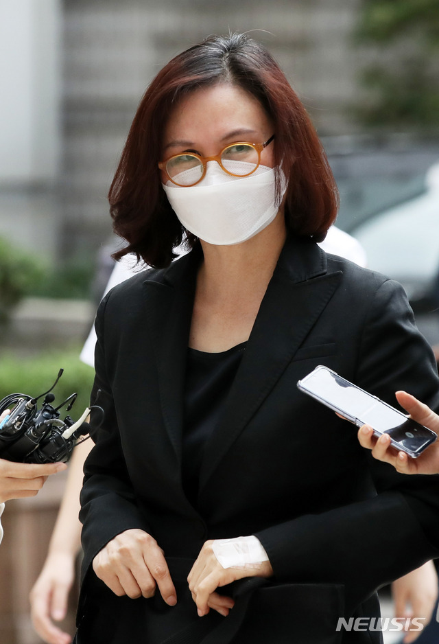 [서울=뉴시스] 고범준 기자 = '자녀 입시비리·사모펀드' 및 업무방해 등 혐의로 기소된 정경심 동양대 교수가 지난 9월24일 오후 서울 서초구 서울중앙지방법원에서 열리는 공판에 출석하기 위해 법정으로 들어가고 있다. 정경심 교수는 지난 17일 공판 도중 바닥에 쓰러져 구급차를 타고 병원으로 이송됐다.?2020.09.24. bjko@newsis.com