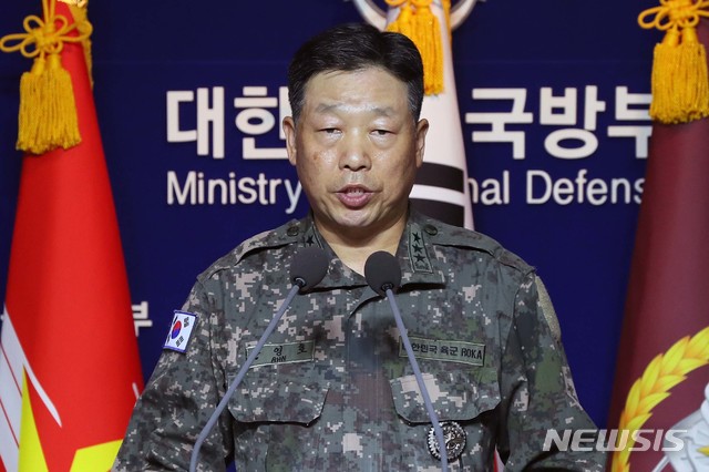 [서울=뉴시스]안영호 합동참모본부 작전본부장이 24일 국방부 청사에서 연평도 인근 해상 실종자 관련 브리핑을 하고 있다. (사진=국방일보 제공) 2020.09.24.&nbsp; photo@newsis.com