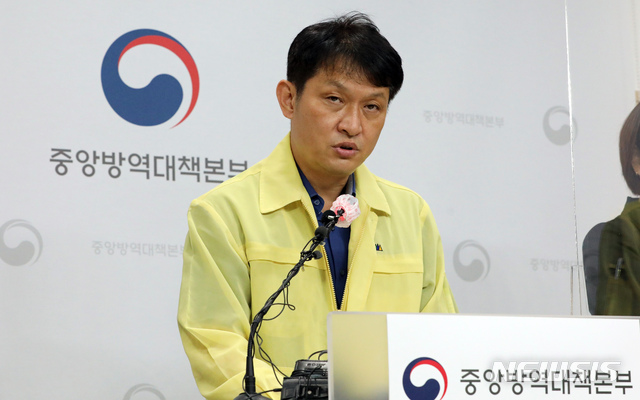[청주=뉴시스]강종민 기자 = 이상원 질병관리청 역학조사분석단장이 24일 오후 충북 청주 질병관리청에서 신종 코로나바이러스 감염증(코로나19) 국내 발생 현황에 대해 브리핑하고 있다. 2020.09.24.&nbsp; ppkjm@newsis.com