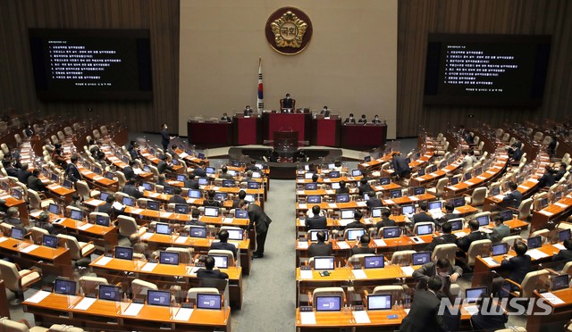 [서울=뉴시스]김선웅 기자 = 박병석 국회의장이 24일 오후 서울 여의도 국회에서 본회의 시작을 알리고 있다. (공동취재사진) 2020.09.24.&nbsp; photo@newsis.com