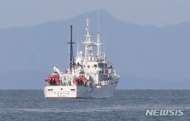 [연평도=뉴시스] 최진석 기자 = 군은 24일 실종된 해양수산부 공무원이 북한에 의해 사살·화장 사건과 관련, 해당 공무원이 북한의 신종 코로나바이러스 감염증(코로나19) 방역 조치에 따라 사살되고 시신이 불태워지기까지 했다고 밝혔다. 사진은 24일 인천시 옹진군 연평도 해상에 정박된 실종 공무원이 탑승했던 어업지도선 무궁화 10호. 2020.09.24.myjs@newsis.com