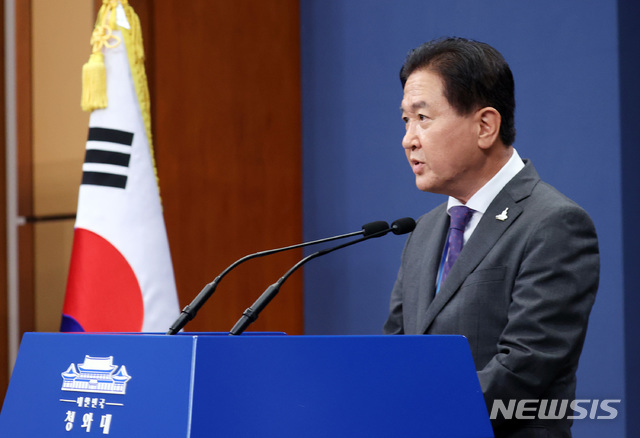 [서울=뉴시스]추상철 기자 = 국가안전보장회의(NSC) 사무처장인 서주석 청와대 국가안보실 1차장이 24일 오후 청와대 춘추관 대브리핑 룸에서 연평도 실종 공무원 피격 사망 관련 브리핑을 하고 있다. 2020.9.24.&nbsp;&nbsp; scchoo@newsis.com