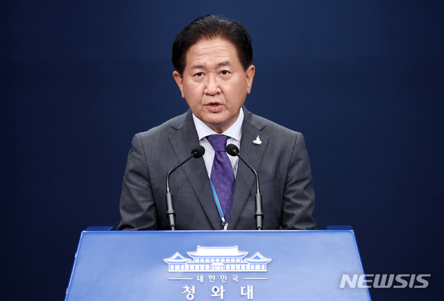 [서울=뉴시스]추상철 기자 = 국가안전보장회의(NSC) 사무처장인 서주석 청와대 국가안보실 1차장이 24일 오후 청와대 춘추관 대브리핑 룸에서 연평도 실종 공무원 피격 사망 관련 브리핑을 하고 있다. 2020.9.24.&nbsp;&nbsp; scchoo@newsis.com