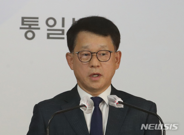 [서울=뉴시스]김명원 기자 = 여상기 통일부 대변인이 24일 서울 종로구 정부서울청사 합동브리핑실에서 북한이 서해 최북단 소연평도 해상에서 실종된 해양수산부 소속 공무원 피격 사건과 관련 성명을 발표를 하고 있다. 2020.09.24. kmx1105@newsis.com