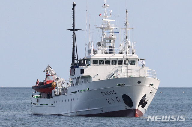 [연평도=뉴시스] 최진석 기자 = 군은 24일 실종된 해양수산부 공무원이 북한에 의해 사살·화장 사건과 관련, 해당 공무원이 북한의 신종 코로나바이러스 감염증(코로나19) 방역 조치에 따라 사살되고 시신이 불태워지기까지 했다고 밝혔다. 사진은 24일 인천시 옹진군 연평도 해상에 정박된 실종 공무원이 탑승했던 어업지도선 무궁화 10호. 2020.09.24.myjs@newsis.com
