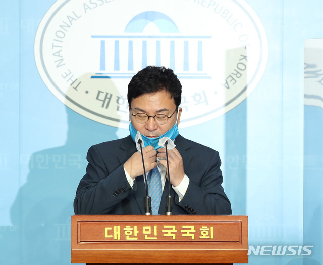 [서울=뉴시스] 김진아 = 이스타항공 임직원 대량해고 사태 책임자로 지목돼 당 윤리감찰단 조사를 받던 이상직 더불어민주당 의원이 24일 오후 국회 소통관에서 탈당 기자회견을 하고 있다. (공동취재사진) 2020.09.24. photo@newsis.com