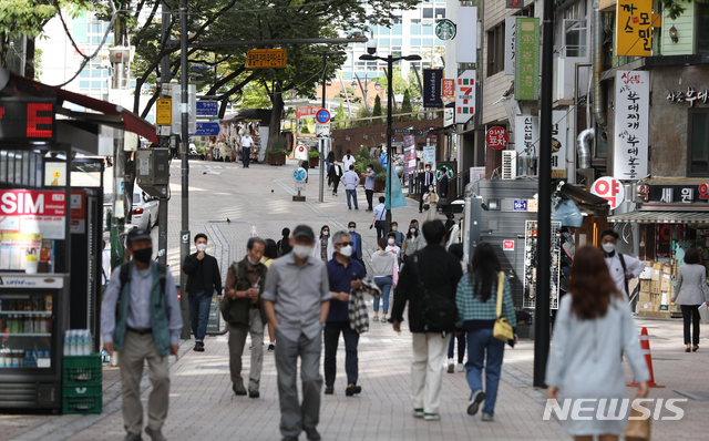[서울=뉴시스] 조수정 기자 = 24일 오후 서울 명동 거리에서 시민들이 오가고 있다. 2020.09.24. chocrystal@newsis.com