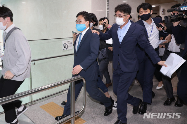 [서울=뉴시스] 김진아 = 이스타항공 임직원 대량해고 사태 책임자로 지목돼 당 윤리감찰단 조사를 받던 이상직 더불어민주당 의원이 24일 오후 국회 소통관에서 탈당 기자회견을 마친 뒤 이동하고 있다. (공동취재사진) 2020.09.24.&nbsp; photo@newsis.com