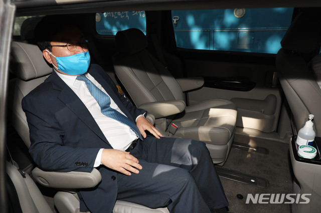 [서울=뉴시스] 김진아 = 이스타항공 임직원 대량해고 사태 책임자로 지목돼 당 윤리감찰단 조사를 받던 이상직 더불어민주당 의원이 24일 오후 국회 소통관에서 탈당 기자회견을 마친 뒤 이동하고 있다. (공동취재사진) 2020.09.24.&nbsp; photo@newsis.com