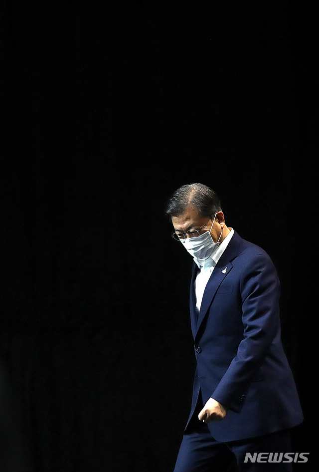 [김포=뉴시스]추상철 기자 = 문재인 대통령이 24일 오후 경기 김포시 민간 온라인 공연장인 캠프원에서 열린 디지털뉴딜문화콘텐츠산업 전략보고회에 참석하고 있다. 2020.9.24.&nbsp; scchoo@newsis.com