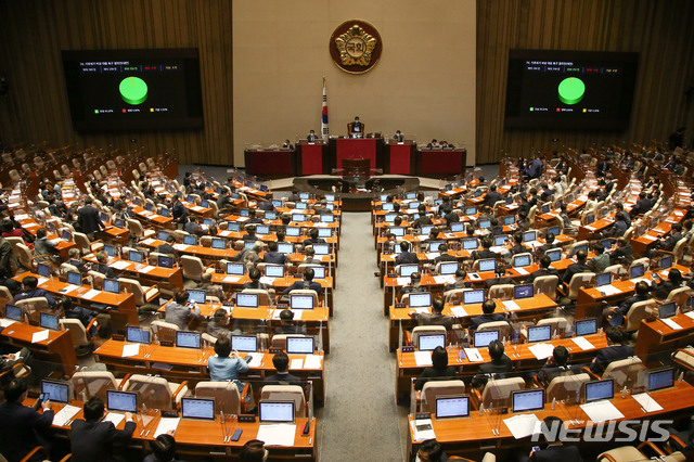 [서울=뉴시스] 김진아 = 24일 서울 여의도 국회에서 열린 본회의에서 기후위기 비상 대응 촉구 결의안이 가결되고 있다. (공동취재사진) 2020.09.24. photo@newsis.com