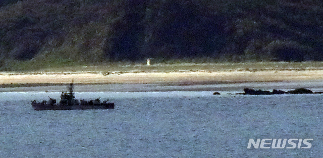 [연평도=뉴시스] 최진석 기자 = 군은 24일 실종된 해양수산부 공무원이 북한에 의해 사살·화장 사건과 관련, 해당 공무원이 북한의 신종 코로나바이러스 감염증(코로나19) 방역 조치에 따라 사살되고 시신이 불태워지기까지 했다고 밝혔다. 사진은 21일 실종 뒤 22일 실종 공무원이 관측, 피격된 황해남도 옹진군 등산곶 해안 인근에 보이는 북한 경비정의 모습. 2020.09.24. myjs@newsis.com