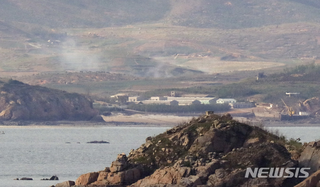 [연평도=뉴시스] 최진석 기자 = 군은 24일 실종된 해양수산부 공무원이 북한에 의해 사살·화장 사건과 관련, 해당 공무원이 북한의 신종 코로나바이러스 감염증(코로나19) 방역 조치에 따라 사살되고 시신이 불태워지기까지 했다고 밝혔다. 사진은 이날 황해남도 옹진군 해안가의 모습. 2020.09.24.myjs@newsis.com