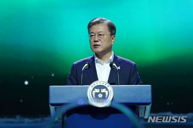 [김포=뉴시스]추상철 기자 = 문재인 대통령이 24일 오후 경기 김포시 민간 온라인 공연장인 캠프원에서 열린 디지털뉴딜문화콘텐츠산업 전략보고회에 참석해 연설을 하고 있다. 2020.9.24.&nbsp;&nbsp; scchoo@newsis.com