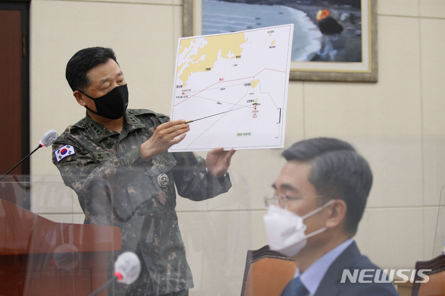 [서울=뉴시스] 김진아 = 안영호 합동참모본부 작전본부장이 24일 오후 서울 여의도 국회에서 열린 국방위 전체회의에서 연평도 인근 실종 공무원 북한 피격 사건 관련 보고를 하고 있다. (공동취재사진) 2020.09.24. photo@newsis.com