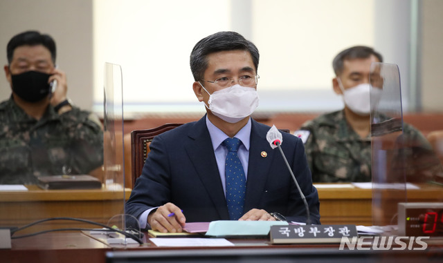 [서울=뉴시스] 김진아 = 서욱 국방부 장관이 24일 오후 서울 여의도 국회에서 열린 국방위 전체회의에서 질의에 답하고 있다. (공동취재사진) 2020.09.24.&nbsp; photo@newsis.com
