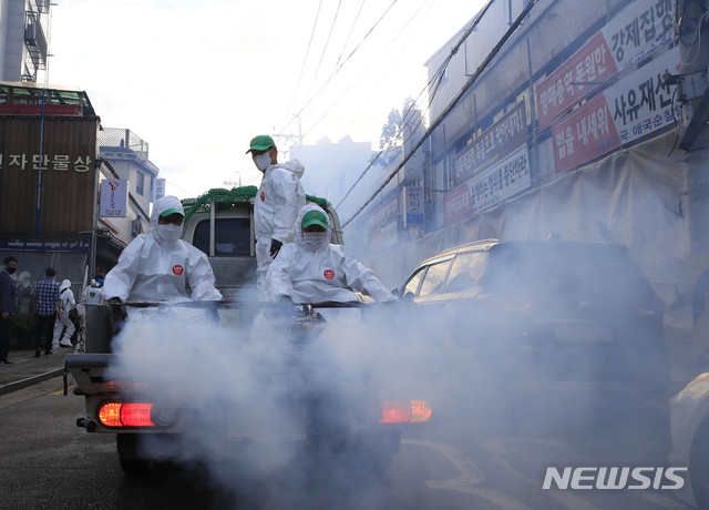 [서울=뉴시스] 박민석 기자 = 성북 민관합동 특별방역단이 추석 연휴를 앞두고 신종 코로나바이러스 감염증(코로나19) 확산 방지를 위해 지난 24일 오후 서울 성북구 사랑제일교회 인근 장위동 일대를 방역하고 있다. 2020.09.24. mspark@newsis.com