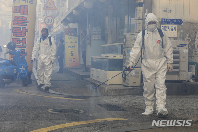 [서울=뉴시스] 박민석 기자 = 성북 민관합동 특별방역단이 추석 연휴를 앞두고 신종 코로나바이러스 감염증(코로나19) 확산 방지를 위해 24일 오후 서울 성북구 사랑제일교회 인근 장위동 일대를 방역하고 있다. 2020.09.24.&nbsp; mspark@newsis.com