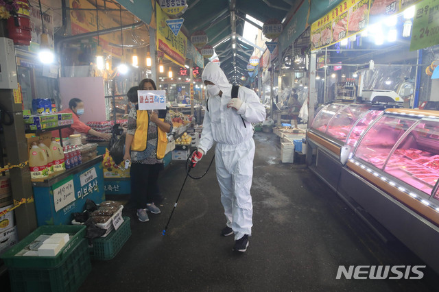 [서울=뉴시스] 박민석 기자 = 성북 민관합동 특별방역단이 추석 연휴를 앞두고 신종 코로나바이러스 감염증(코로나19) 확산 방지를 위해 24일 오후 서울 성북구 사랑제일교회 인근 장위시장을 방역하고 있다. 2020.09.24.&nbsp; mspark@newsis.com