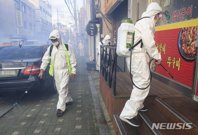 [서울=뉴시스] 박민석 기자 = 성북 민관합동 특별방역단이 추석 연휴를 앞두고 신종 코로나바이러스 감염증(코로나19) 확산 방지를 위해 24일 오후 서울 성북구 사랑제일교회 인근 장위동 일대를 방역하고 있다. 2020.09.24. mspark@newsis.com