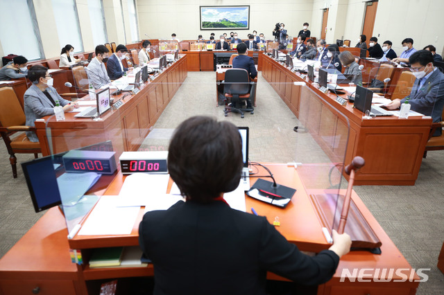 [서울=뉴시스] 김진아 = 송옥주 국회 환노위원장이 24일 오후 서울 여의도 국회에서 열린 환경노동위원회 전체회의에서 의사봉을 두드리고 있다. (공동취재사진) 2020.09.24. photo@newsis.com