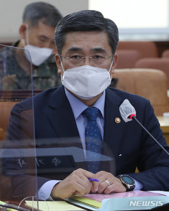 [서울=뉴시스] 김진아 = 서욱 국방부 장관이 24일 오후 서울 여의도 국회에서 연평도 인근 실종 공무원 북한 피격 사건 관련 긴급현안보고를 위해 열린 국방위 전체회의에 출석해 의원들 질의에 답하고 있다. (공동취재사진) 2020.09.24. photo@newsis.com