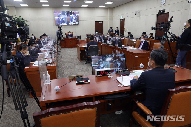 [서울=뉴시스] 김진아 = 서욱 국방부 장관이 24일 오후 서울 여의도 국회에서 연평도 인근 실종 공무원 북한 피격 사건 관련 긴급현안보고를 위해 열린 국방위 전체회의에 출석해 의원들 질의에 답하고 있다. (공동취재사진) 2020.09.24. photo@newsis.com