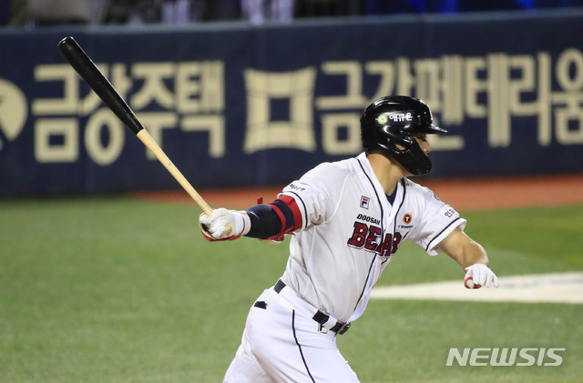 [서울=뉴시스] 박민석 기자 = 24일 오후 서울 송파구 잠실야구장에서 열린 2020 신한은행 SOL KBO리그 삼성 라이온즈와 두산 베어스의 경기, 8회말 2사 1,3루 상황 두산 김재환이 1타점 적시타를 치고 있다. 2020.09.24. mspark@newsis.com