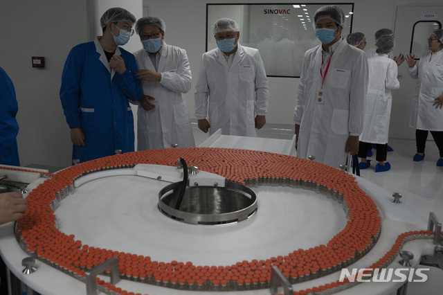 [베이징=AP/뉴시스] 24일 중국 베이징 다싱구에 위치한 제약회사 시노백(Sinovac) 본사에서 외신기자와 관계자들이 대화를 나누고 있다. 2020.09.25