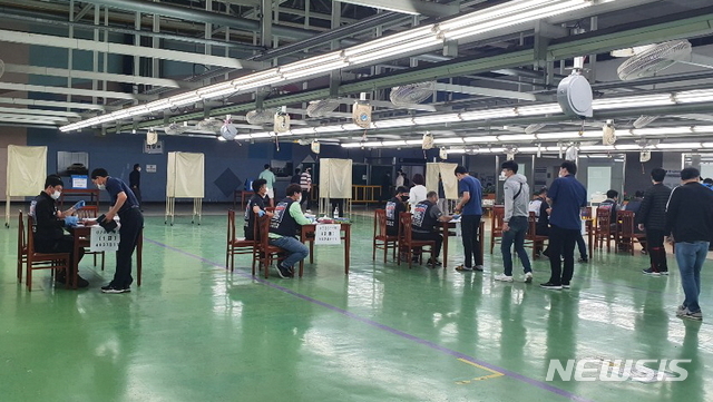 [울산=뉴시스]단체교섭 잠정합의안 찬반투표에 참여하고 있는 현대자동차 노조 조합원들. (사진=현대자동차 노조 제공) photo@newsis.com