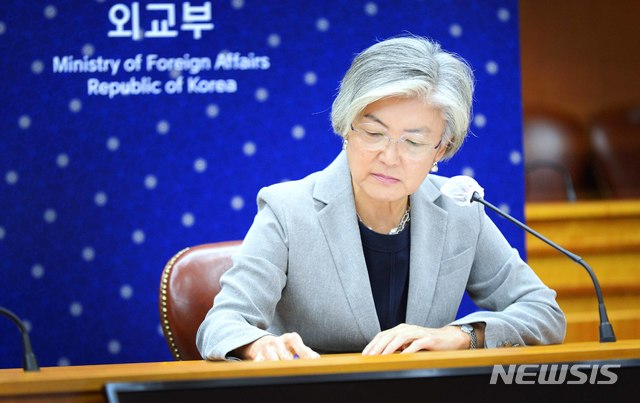 [서울=뉴시스] 강경화 장관은 9월25일 미국 뉴욕 아시아 소사이어티가 주최하는 화상 세미나에 참석해 '한국의 코로나19 대응 및 팬데믹이 한국 외교의 글로벌 환경에 미친 영향'을 주제로 연설했다. (사진/외교부 제공) photo@newsis.com