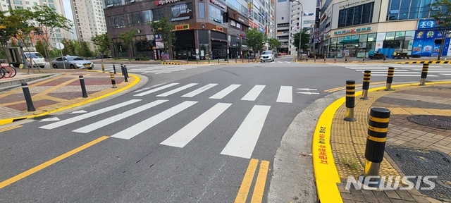 교차로에 설치된 주정차금지 안내 표지, 파주시
