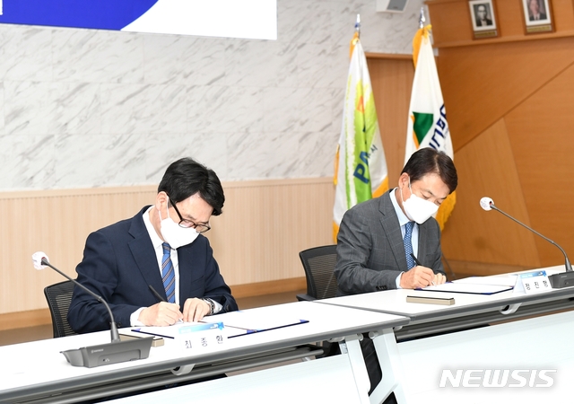 지난 9월 25일 파주시청에서 진행된 3호선(일산선) 파주연장 및 역세권 개발사업 업무협약식에서 최종환 파주시장과 정진행 현대건설 부회장이 협약서에 서명하고 있는 모습. (사진=파주시 제공)
