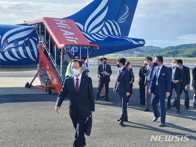 [사천=뉴시스] 김윤관 기자= 경남 사천공항의 항공기 운항이 중단된 지 207일 만인 25일 오후 2시 30분 김포국제공항을 출발한 하이에어 항공기가 1시간 10분 만인 오후 3시 40분에 사천공항에 도착해 승객이 내리고 있다. 2020.09.25. kyk@newsis.com