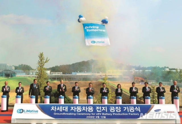 [서울=뉴시스] 2009년 9월, 삼성SDI는 주요 경영진을 비롯해 국무총리, 울산시장 등 주요 정·재계 인사들이 참석한 가운데 울산사업장 전기자동차용 배터리 공장 건설의 첫 삽을 떴다. 사진은 울산사업장 전기자동차용 배터리 공장 기공식 (제공=삼성SDI)