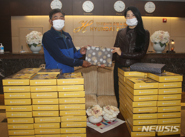 현대엘리엇호텔리조트 관계자가 25일 강원 평창군 호텔 로비에서 대관령면 차항리 노인회에 추석맞이 선물을 전하고 있다.