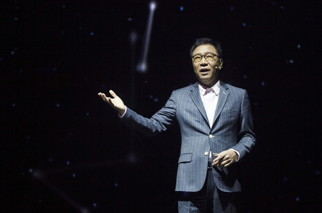 [서울=뉴시스] 2016년 1월 NCT에 대해 설명하는 이수만 대표 프로듀서. 2020.09.25. (사진 = SM엔터테인먼트 제공) photo@newsis.com 