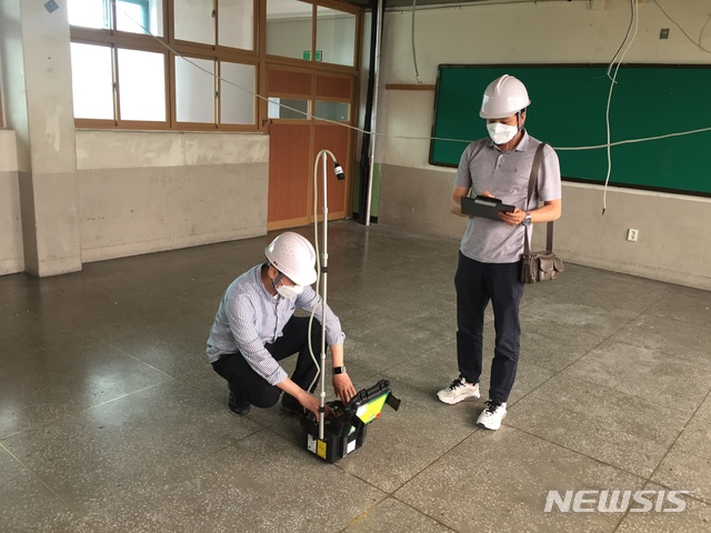 [서울=뉴시스] 서울시는 서울시교육청과 함께 여름 방학기간 중 석면 해체·제거 공사를 실시한 18개 학교를 대상으로 전국 지자체 최초로 교실 공기 중 석면 농도 조사를 실시했다고 28일 밝혔다. 석면 시료채취 모습. (사진=뉴시스 DB) 2020.09.28. photo@newsis.com