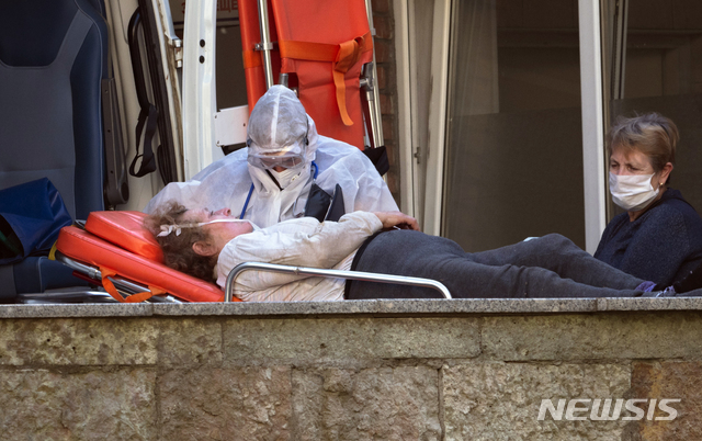 [상트페테르부르크=AP/뉴시스]24일(현지시간) 러시아 상트페테르부르크에서 한 응급 의사가 코로나19 확진 환자를 병원으로 이송하고 있다. 러시아 보건당국은 코로나19 일일 신규 감염자가 6595명으로 7월 이후 하루 최고 증가치를 기록했다고 밝혔다. 러시아의 코로나19 누적 확진자 수는 112만8836명, 사망자는 1만9948명으로 집계됐다. 2020.09.25. 