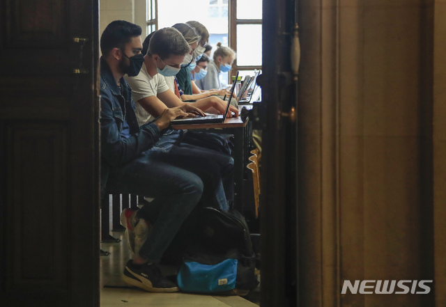 [파리=AP/뉴시스] 프랑스는 24일(현지시간) 신종 코로나바이러스 감염증(코로나19) 신규 확진자 수가 1만6096명으로 집계되며 역대 최고치를 경신했다고 발표했다. 사진은 이날 파리 팡테온 대학의 학생들이 마스크를 착용한 채 수업을 듣는 모습. 2020.9.25.