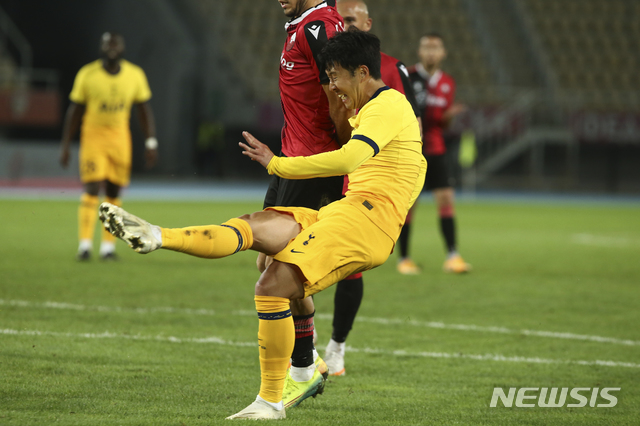 [스코페=AP/뉴시스]토트넘 홋스퍼 손흥민이 24일(현지시간) 북마케도니아 스코페의 토도르 프로에스키 내셔널 아레나에서 열린 유럽축구연맹(UEFA) 유로파리그 3차 예선 스켄디야와의 경기에 출전해 팀의 두 번째 골을 넣고 있다. 손흥민은 1-1 상황이던 후반 25분 결승 골을 넣어 팀의 3-1 승리를 이끌었으며 시즌 1,2호 도움도 기록했다. 2020.09.25.