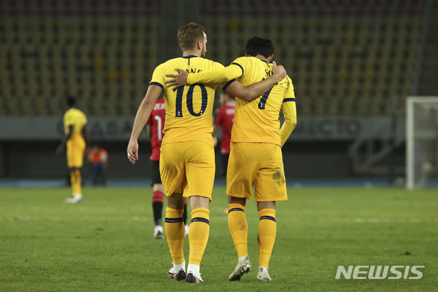 [스코페=AP/뉴시스] 토트넘 홋스퍼 승리를 이끈 손흥민과 해리 케인. 2020.09.24.