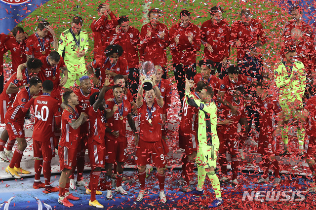 [부다페스트=AP/뉴시스]바이에른 뮌헨(독일)의 로베르트 레반도프스키가 24일(현지시간) 헝가리 부다페스트의 푸스카스 아레나에서 유관중으로 열린 2020년 UEFA 슈퍼컵 경기에서 세비야(스페인)를 꺾고 우승해 슈퍼컵을 들어 올리며 동료들과 함께 기뻐하고 있다. 챔스리그 우승팀 뮌헨은 유로파리그 우승팀 세비야를 연장 끝에 2-1 역전승을 거두고 7년 만에 슈퍼컵 우승을 차지했다. 2020.09.25.