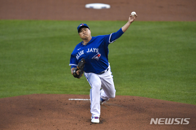 [버펄로=AP/뉴시스]토론토 블루제이스 류현진이 24일(현지시간) 미 뉴욕주 버펄로의 세일런 필드에서 열린 2020 메이저리그(MLB) 뉴욕 양키스와의 경기에 선발 등판해 1회 투구하고 있다. 2020.09.25. 
