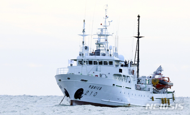 [연평도=뉴시스] 최진석 기자 = 실종됐다가 북한에서 피격된 공무원이 탑승했던 어업지도에 대한 조사가 이어지고 있는 25일 오전 인천시 옹진군 연평도 해상에 해당 어업지도선 무궁화 10호가 정박되어 있다. 2020.09.25. myjs@newsis.com