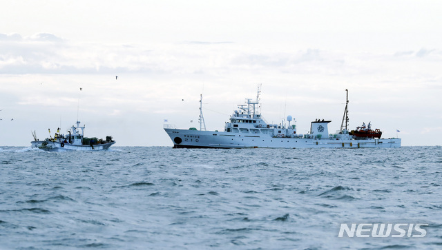 [연평도=뉴시스] 최진석 기자 = 북한에서 피격된 해양수산부 어업지도 공무원이 탑승했던 어업지도선 무궁화 10호가 25일 오전 인천시 옹진군 연평도 인근 해상에 정박되어 있다. 2020.09.25. myjs@newsis.com