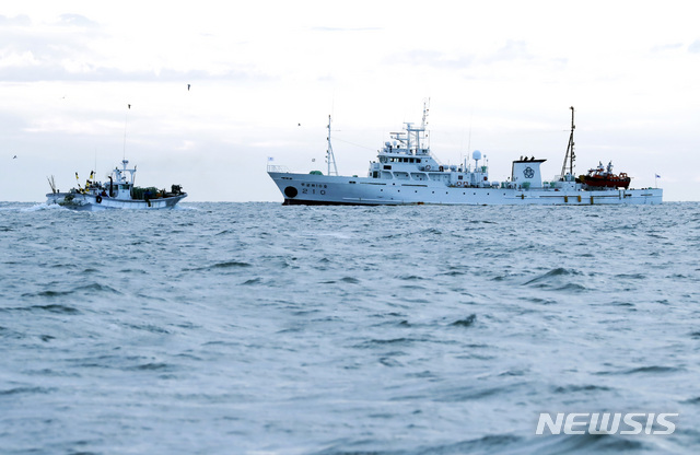 [연평도=뉴시스] 최진석 기자 = 북한에서 피격된 해양수산부 어업지도 공무원이 탑승했던 어업지도선 무궁화 10호가 25일 오전 인천시 옹진군 연평도 인근 해상에 정박되어 있다. 2020.09.25. myjs@newsis.com