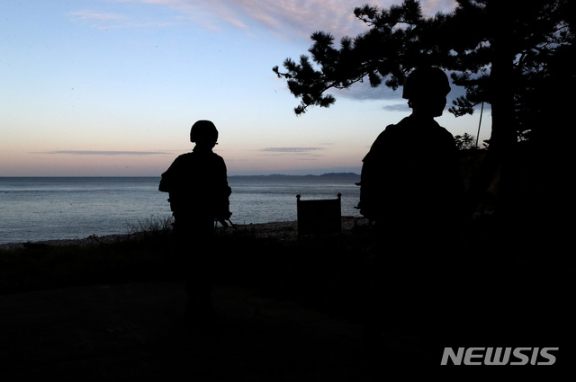 [연평도=뉴시스] 최진석 기자 = 문재인 대통령이 군은 경계태세 강화 시지가 내려진 25일 오전 인천시 옹진군 연평도에서 해병대 장병들이 해안경계를 하고 있다. 장병들 위로 보이는 바다가 해양수산부 어업지도 공무원이 피격된 북한 황해남도 옹진군 등산곶 해안이다. 2020.09.25. myjs@newsis.com