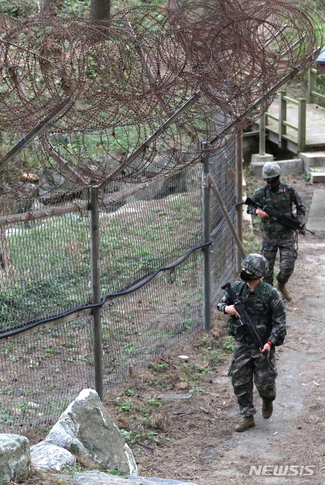 [연평도=뉴시스] 최진석 기자 = 문재인 대통령이 군은 경계태세 강화 시지가 내려진 25일 오전 인천시 옹진군 연평도에서 해병대 장병들이 해안경계를 하고 있다. 2020.09.25. myjs@newsis.com
