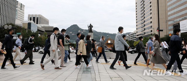 [서울=뉴시스] 박주성 기자 = 전국에 구름이 많고 내륙을 중심을 낮과 밤 기온차가 큰 전형적인 가을 날씨를 보이고 있는 25일 오전 서울 세종대로사거리에 시민들이 출근을 하고 있다. 2020.09.25. park7691@newsis.com